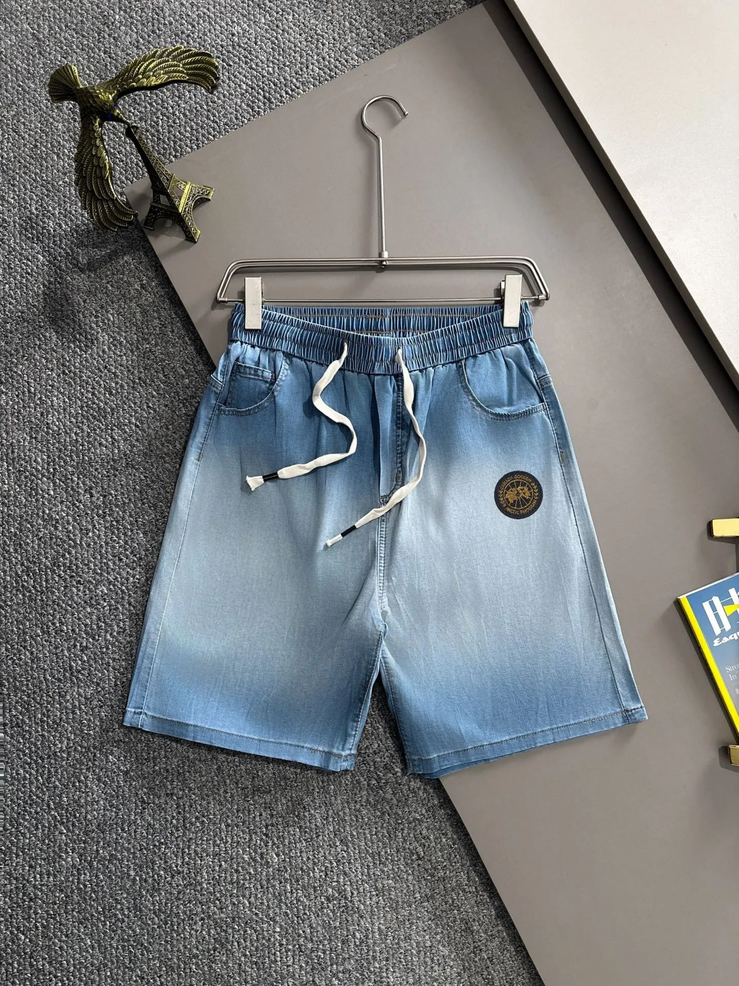 P300 Big Goose 2025 summer new jeans denim shorts are woven from imported Japanese Denim plain cotton denim fabrics. They have three standards. The top stone-washed process makes the texture reach the old taste of the 1980s. It is soft, delicate, comfortable and breathable. The color has a modern and fashionable vicissitudes. The upper body is versatile and fashionable! Light luxury is a must-have item for daily commuting! Size: M-4XL (please state your height and weight when placing an order)